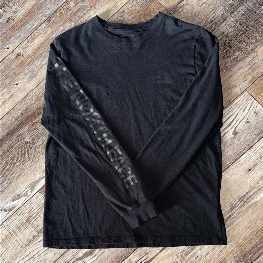 THE NORTH FACE Charcoal Long Sleeve Tee. 
🚭
